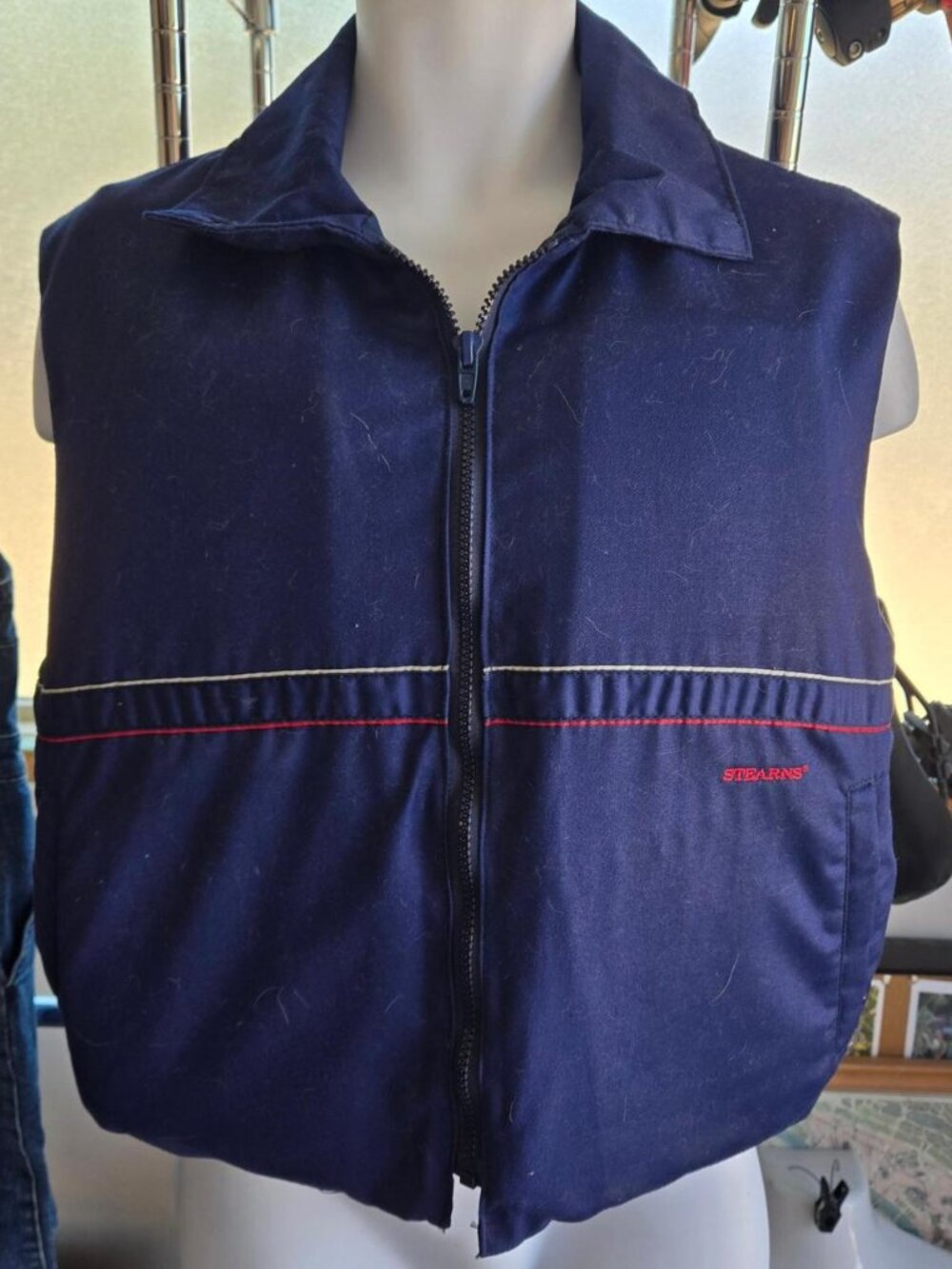 Stearns windjammer navy blue zip up flotation device vest with red and white